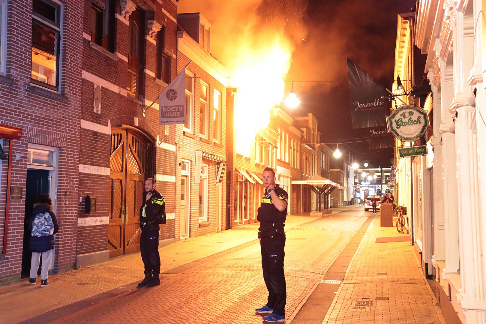 op tijd ras vermijden Zeer grote brand in het centrum van Steenwijk (Video) – Algemeen Noord  Nederlands Persbureau