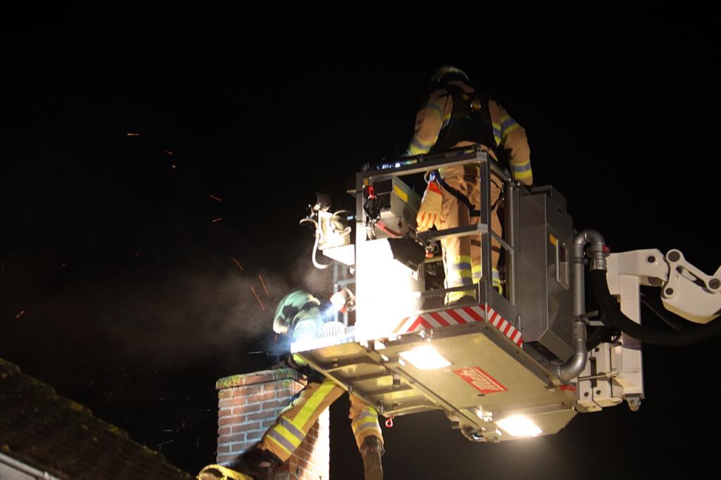 Vonken Vliegen Uit Schoorsteen Aan De Sportlaan In Giethoorn (Video ...