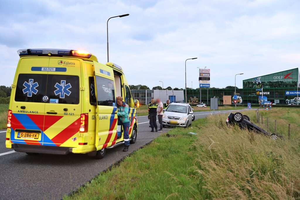 Auto belandt op de kop naast afrit A32 bij De Bult