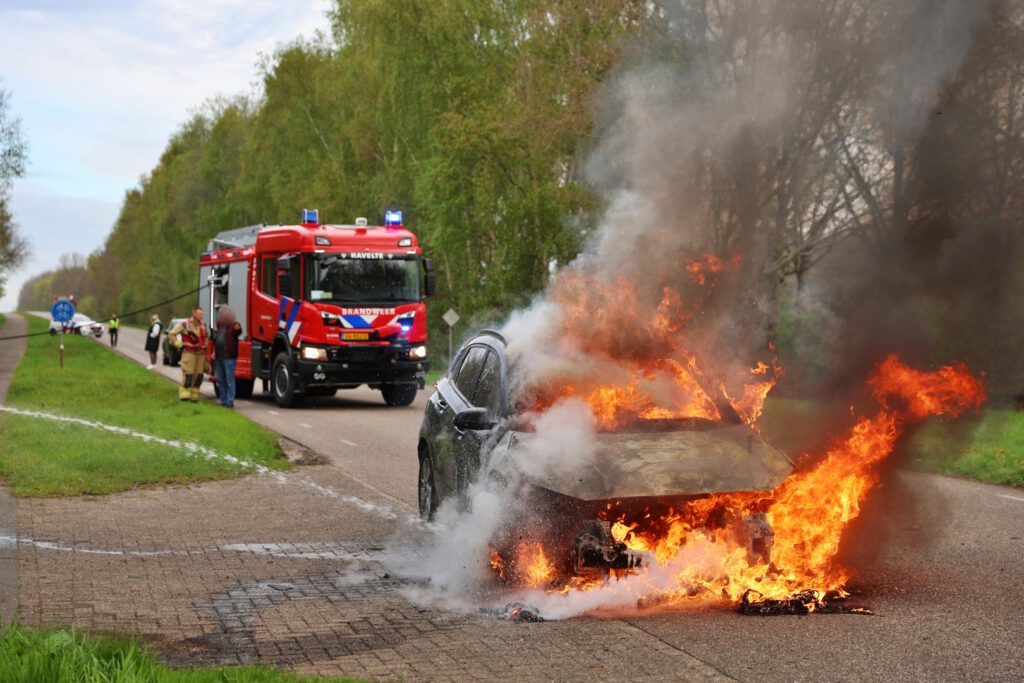 Auto uitgebrand op de Rijksweg bij Nijeveen