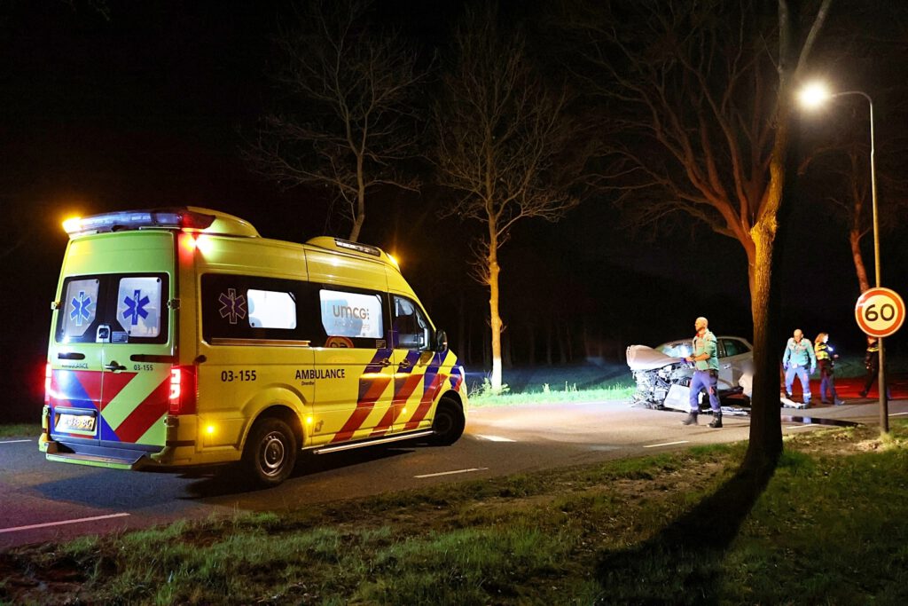 Automobilist ernstig gewond na botsing met meerdere bomen aan de Nieuwe Ruiterweg in Havelte