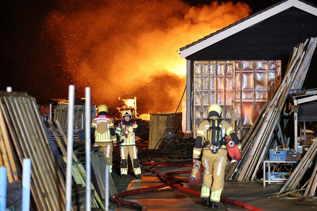 Uitslaande schuurbrand aan de Steenwijkerweg in Willemsoord