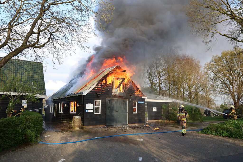 Uitslaande schuurbrand aan de Westenwold in Basse