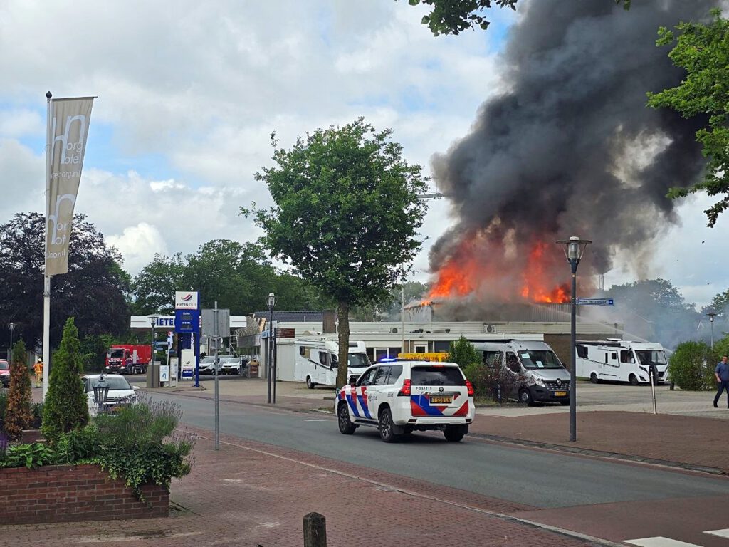 Grote uitslaande brand bij garagebedrijf aan het Westeind in Norg