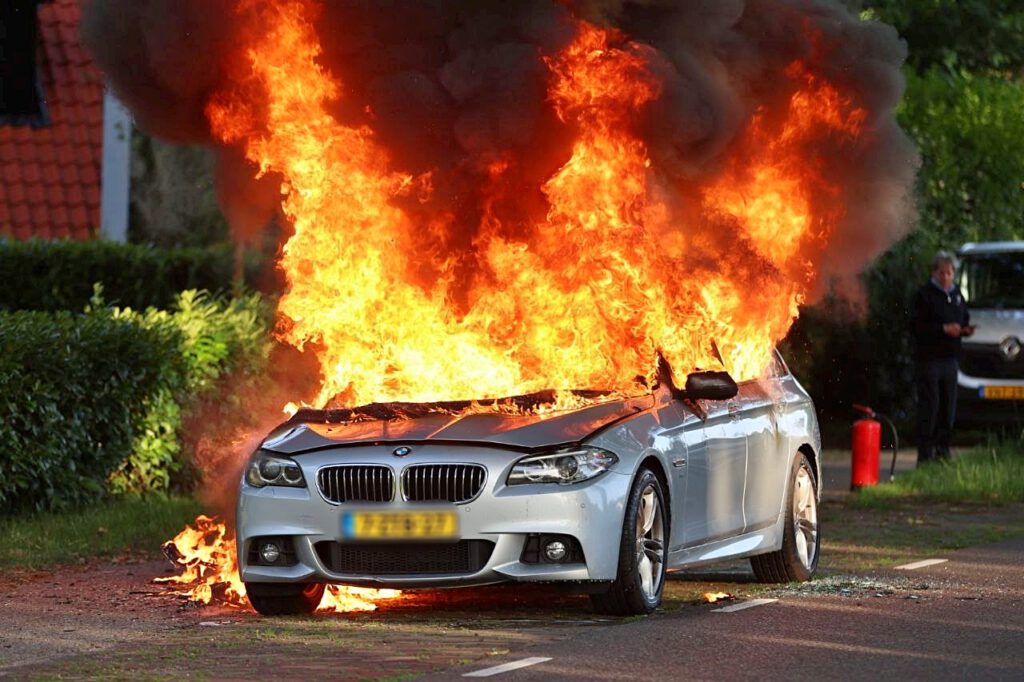 Auto uitgebrand op de Meppelerweg bij Onna