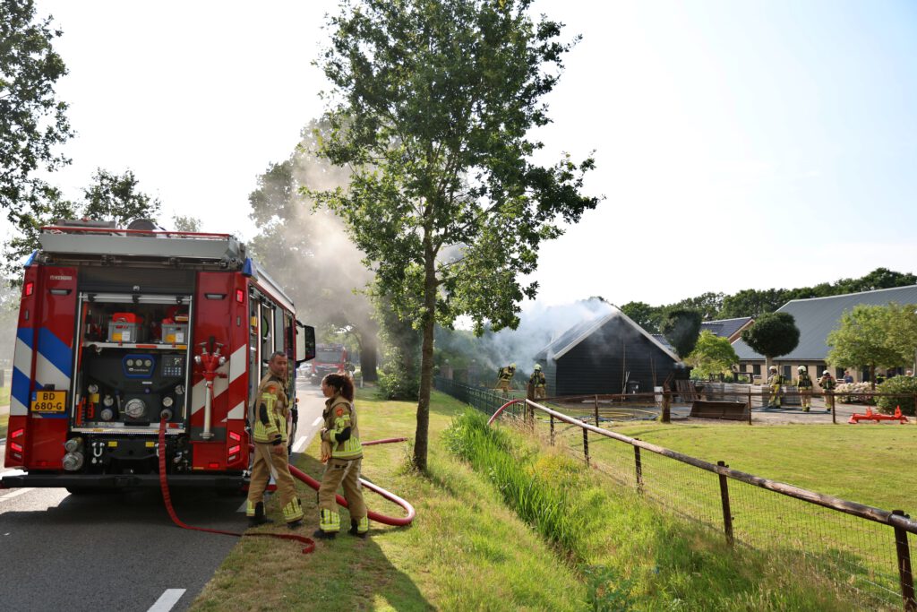 Schuur in brand aan de Oldemarktseweg (N761) bij Steenwijkerwold