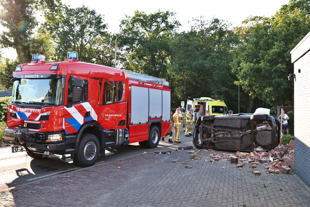 Auto op zijn kant in Havelte, meerdere inzittenden gewond