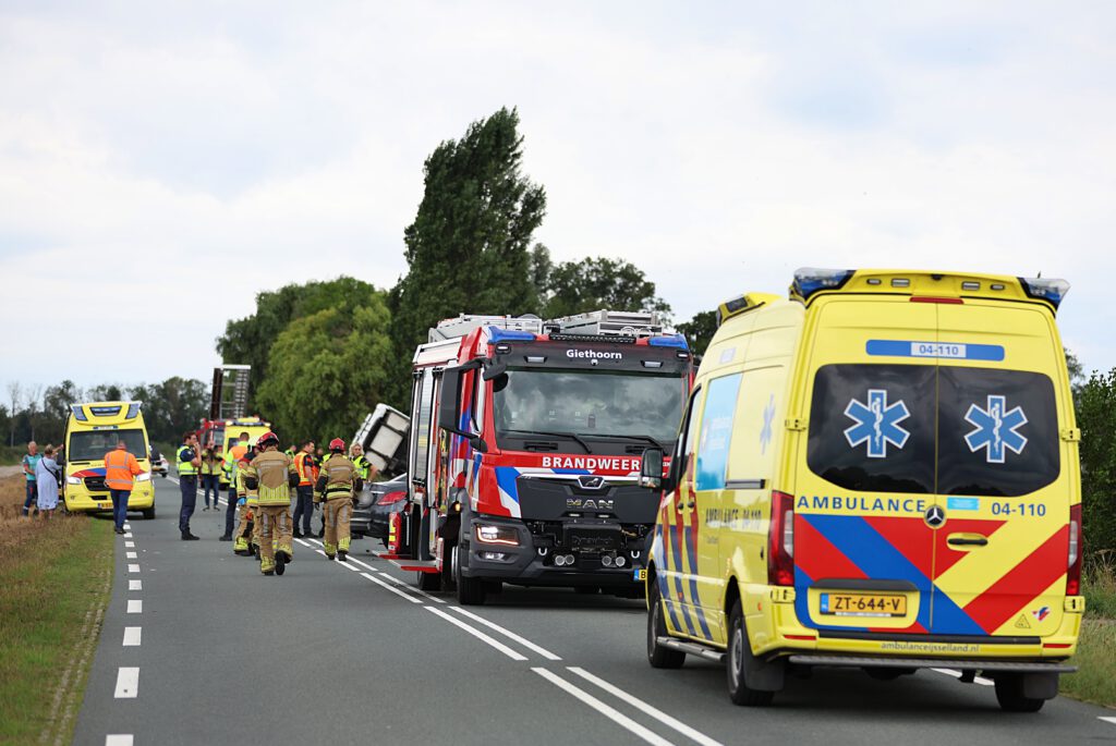 Meerdere voertuigen betrokken bij ongeval op de Zomerdijk (N375) bij Wanneperveen