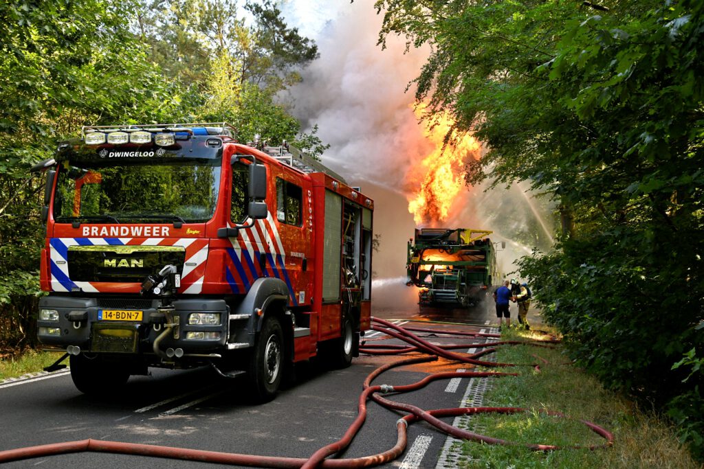Landbouw voertuig uitgebrand op de Spieregerweg bij Dwingeloo