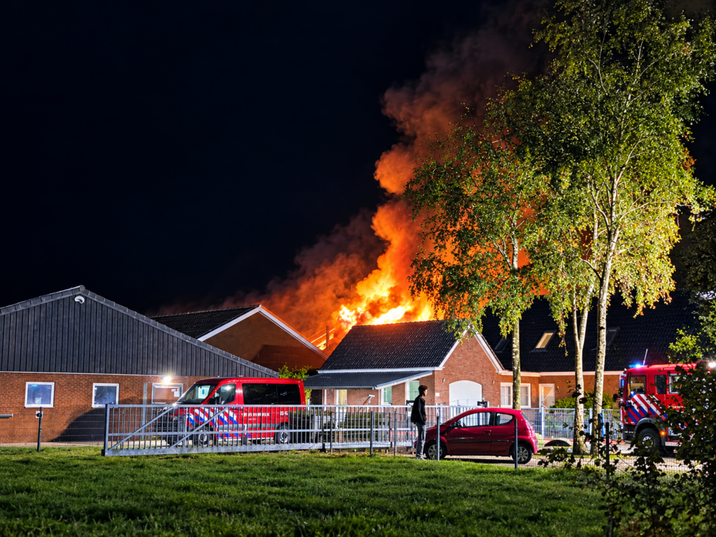 Uitslaande brand in aan de Bakkeveenseweg in Een-West